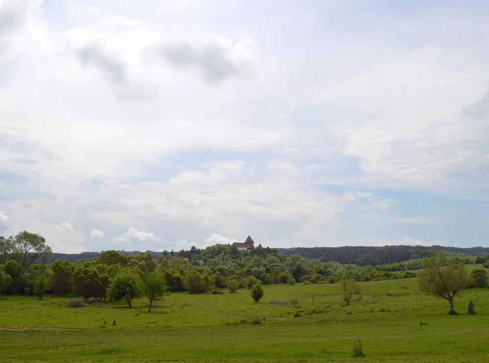 Sat săsesc din Transilvania: Viscri, județul Brașov. Imagine reală, folosită ca exemplu în această machetă